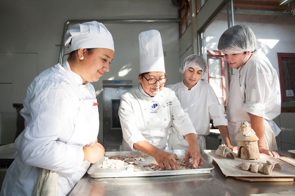 Электромонтер электрооборудования. Фрезеровщик-универсал профессия. Швея. Укладчик упаковщик. Місце роботи.