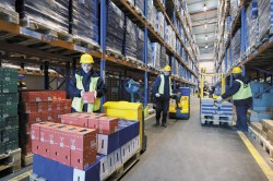 Комплектовщик товара с помощью вилопогрузчика,пригород Варшавы