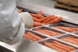 Упаковочные работы на мясокомбинате