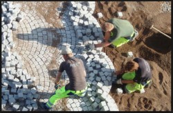 Работа для мужчин на укладке газонов и брусчатки. Зарплата до 3500 EUR