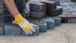 Работа для мужчин на укладке газонов и брусчатки. Оплата до 17 евро