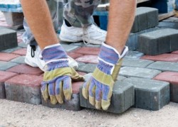 Работа для мужчин на укладке газонов и брусчатки. Оплата до 17 Евро