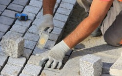 Работа для мужчин на укладке газонов и брусчатки. Зарплата до 3500 Euro